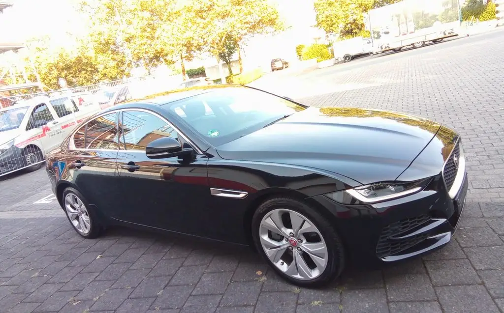 Photo 1 : Jaguar Xe 2020 Essence