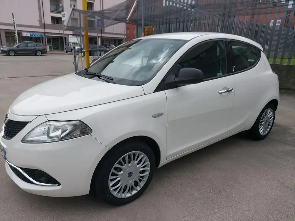 Photo 1 : Lancia Ypsilon 2016 GPL