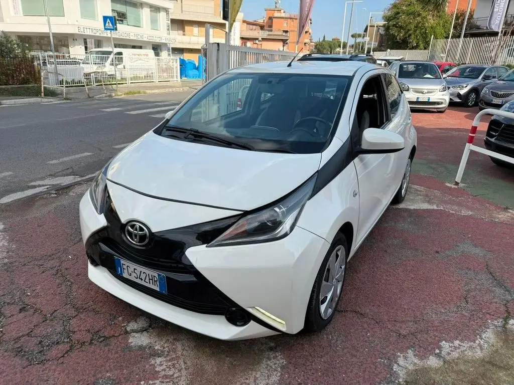 Photo 1 : Toyota Aygo X 2017 Petrol