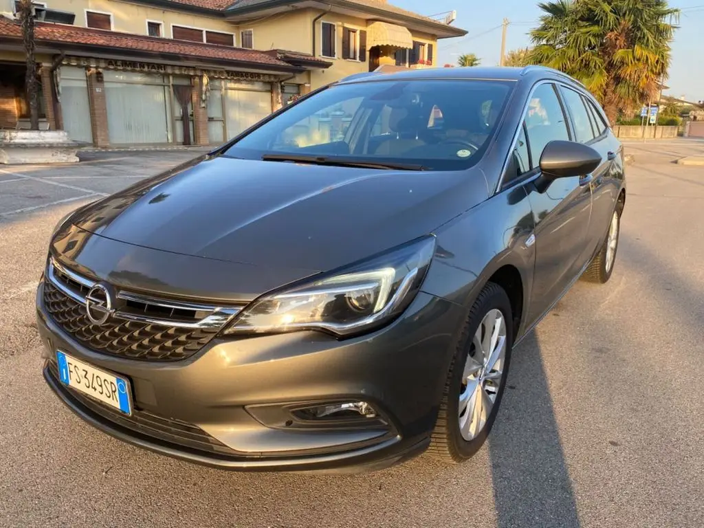 Photo 1 : Opel Astra 2018 Autres