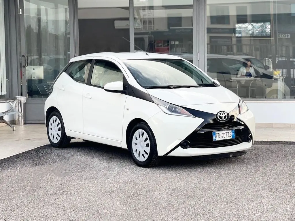 Photo 1 : Toyota Aygo X 2015 Petrol