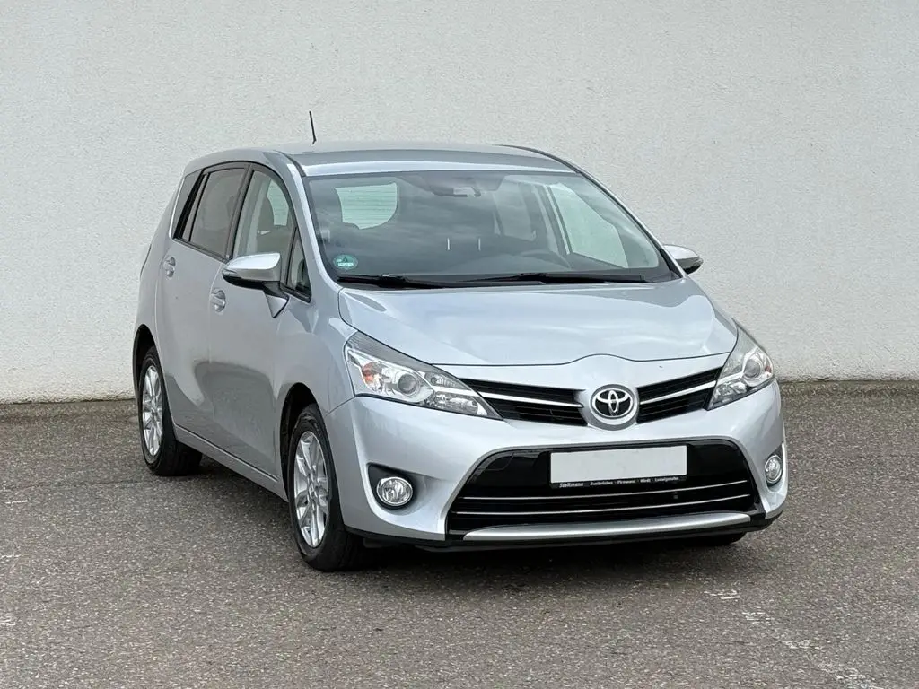 Photo 1 : Toyota Verso 2017 Petrol