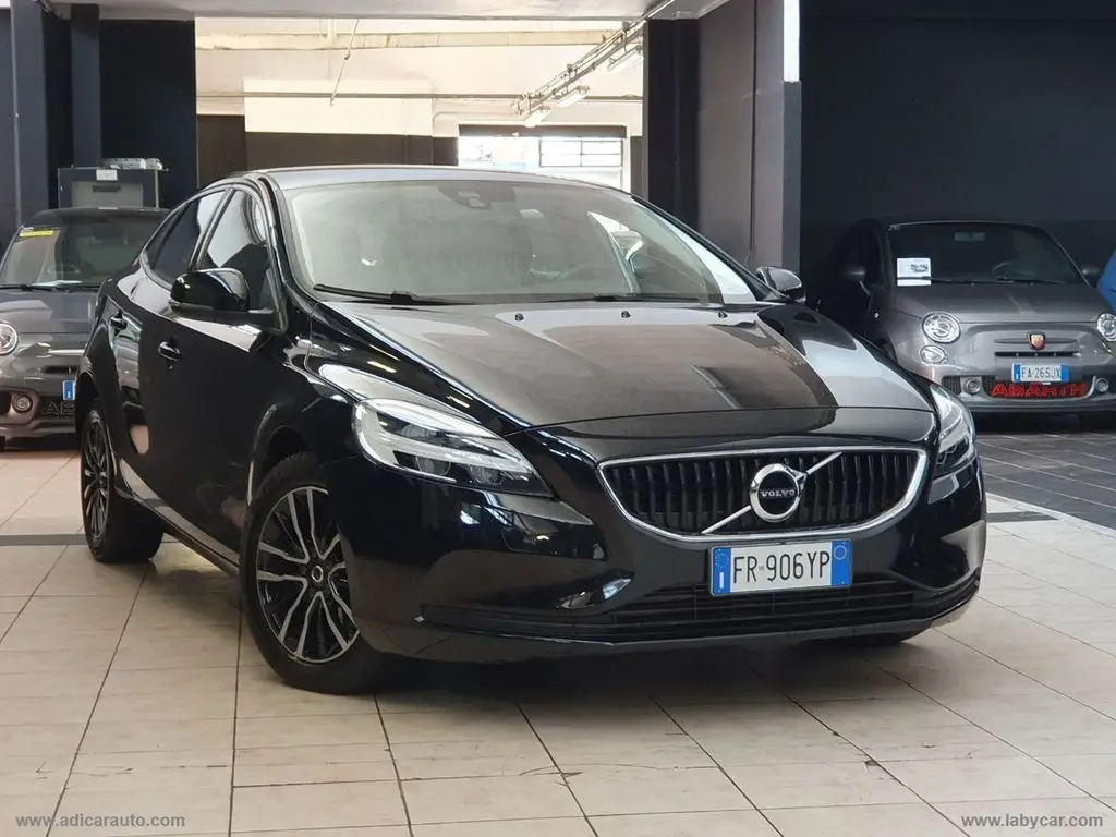 Photo 1 : Volvo V40 2019 Petrol