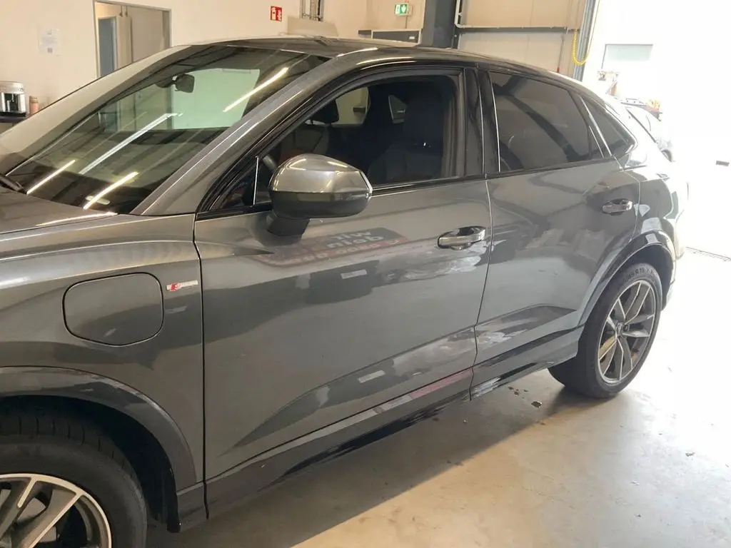 Photo 1 : Audi Q3 2022 Hybrid