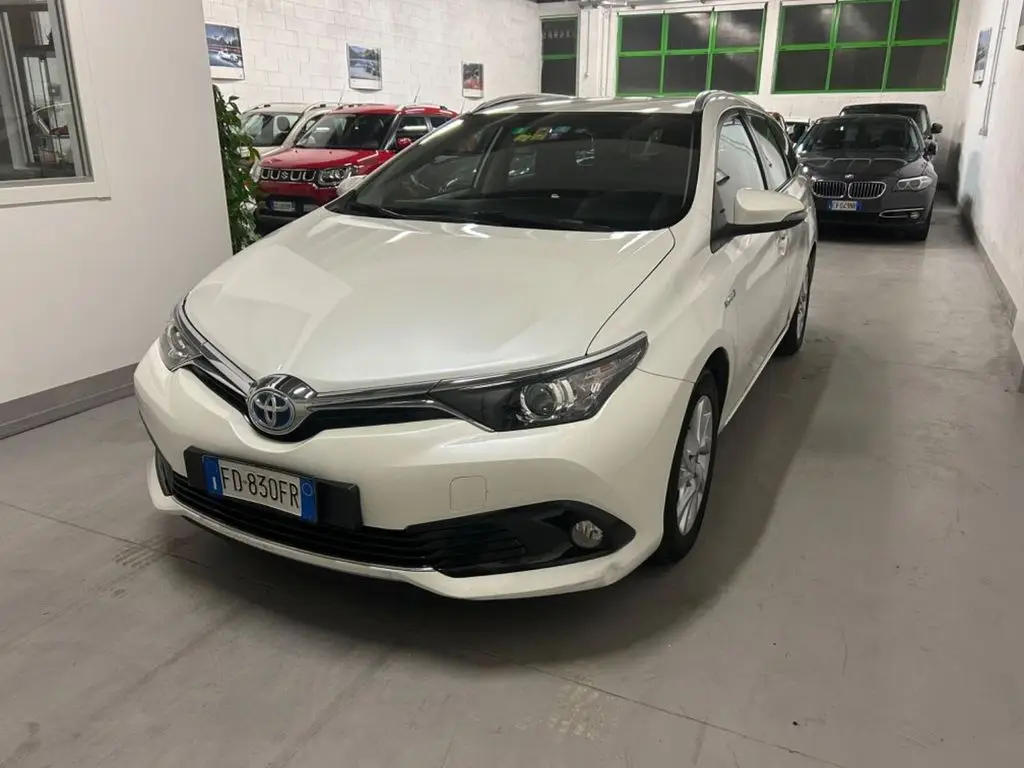 Photo 1 : Toyota Auris 2016 Hybrid