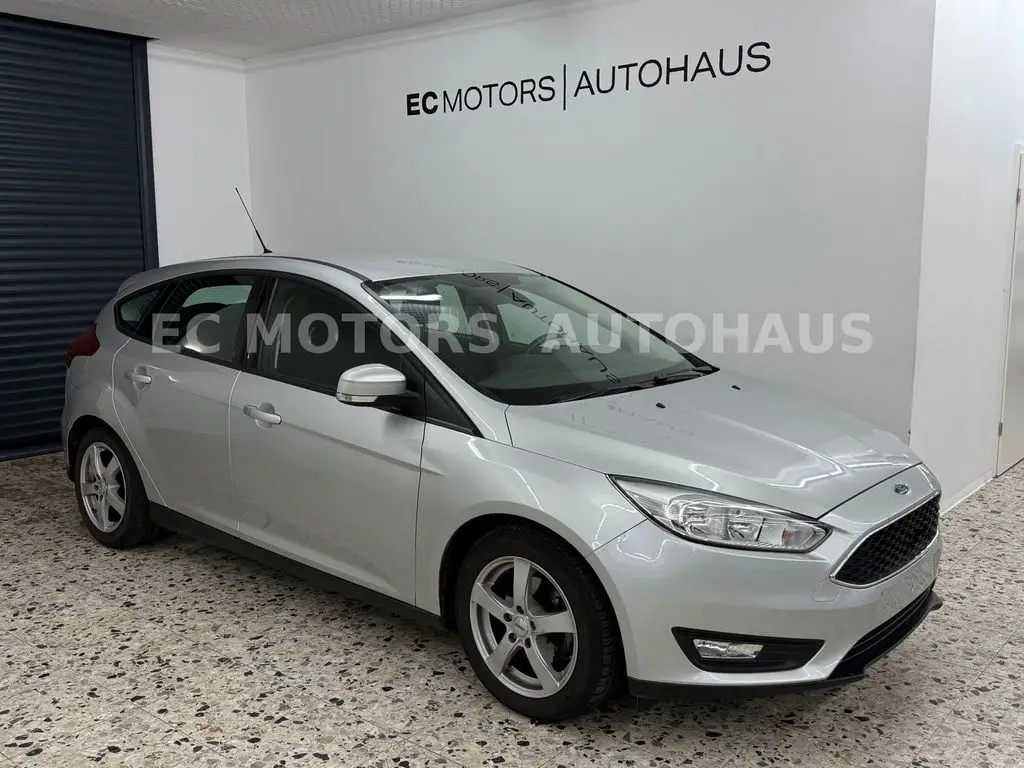 Photo 1 : Ford Focus 2015 Petrol