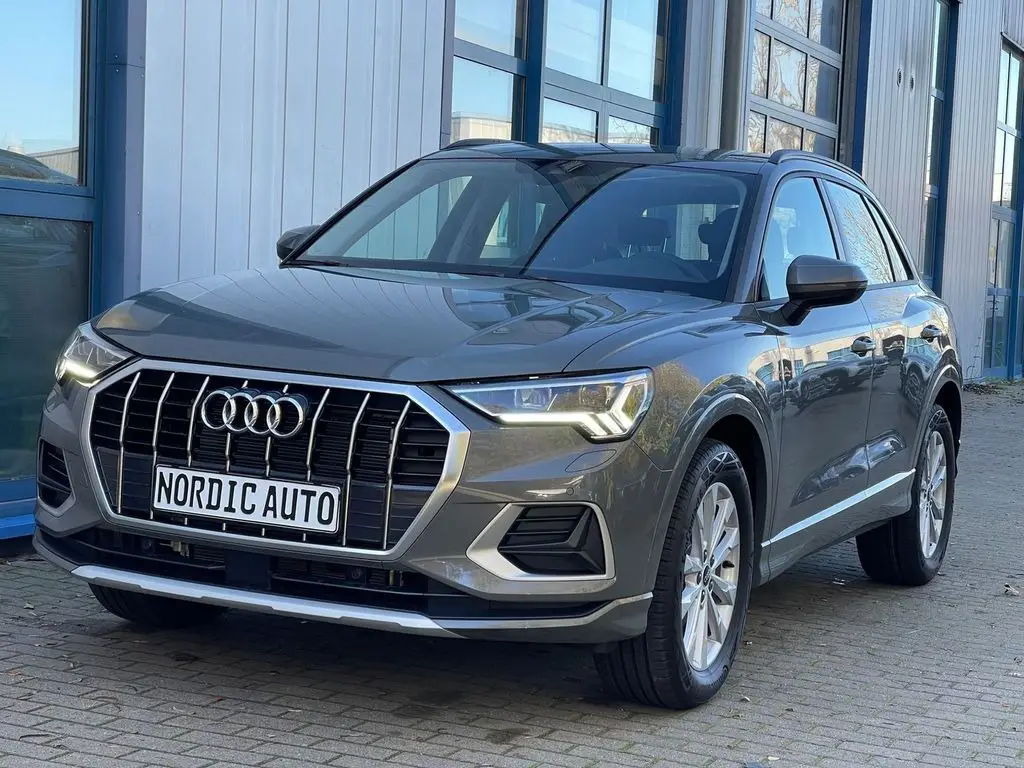 Photo 1 : Audi Q3 2024 Petrol