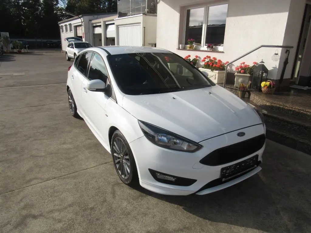 Photo 1 : Ford Focus 2017 Petrol