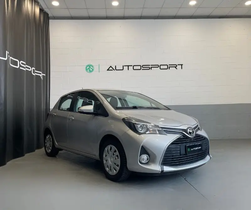 Photo 1 : Toyota Yaris 2015 Petrol