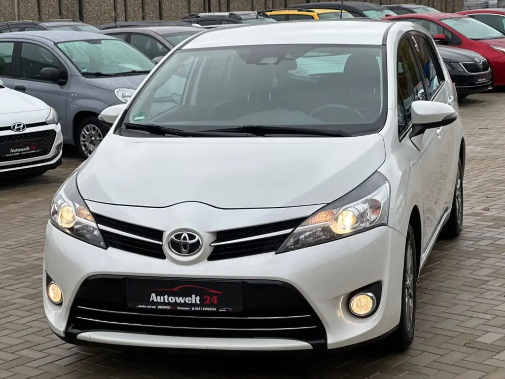 Photo 1 : Toyota Verso 2016 Petrol