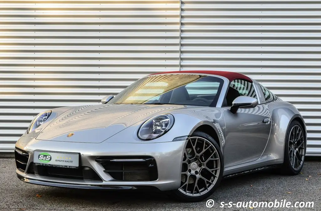 Photo 1 : Porsche 992 2020 Petrol