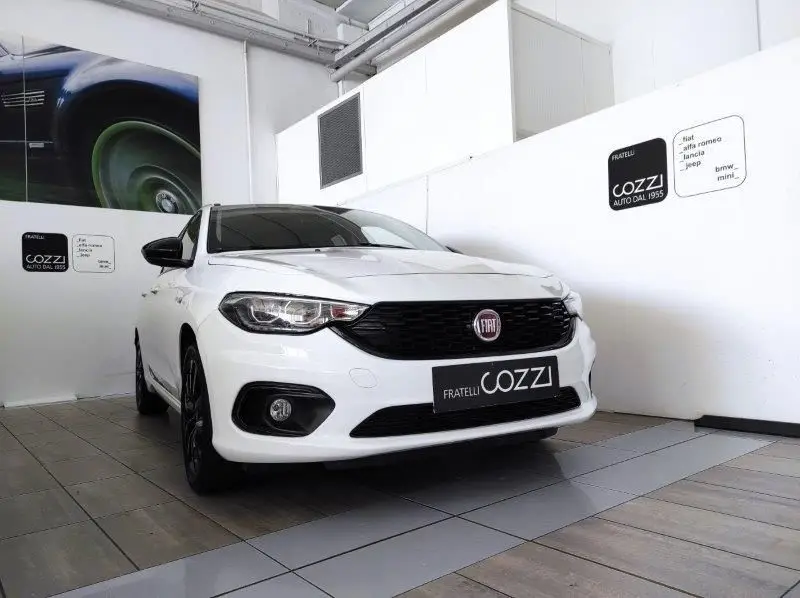 Photo 1 : Fiat Tipo 2018 Petrol