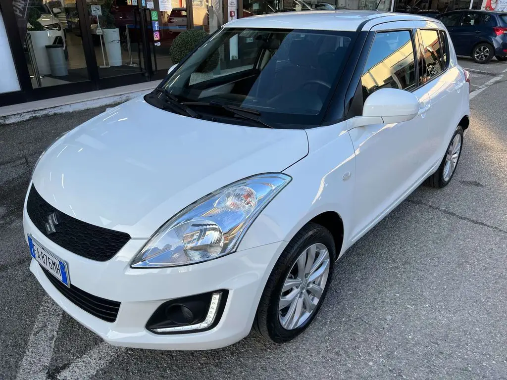 Photo 1 : Suzuki Swift 2015 Petrol