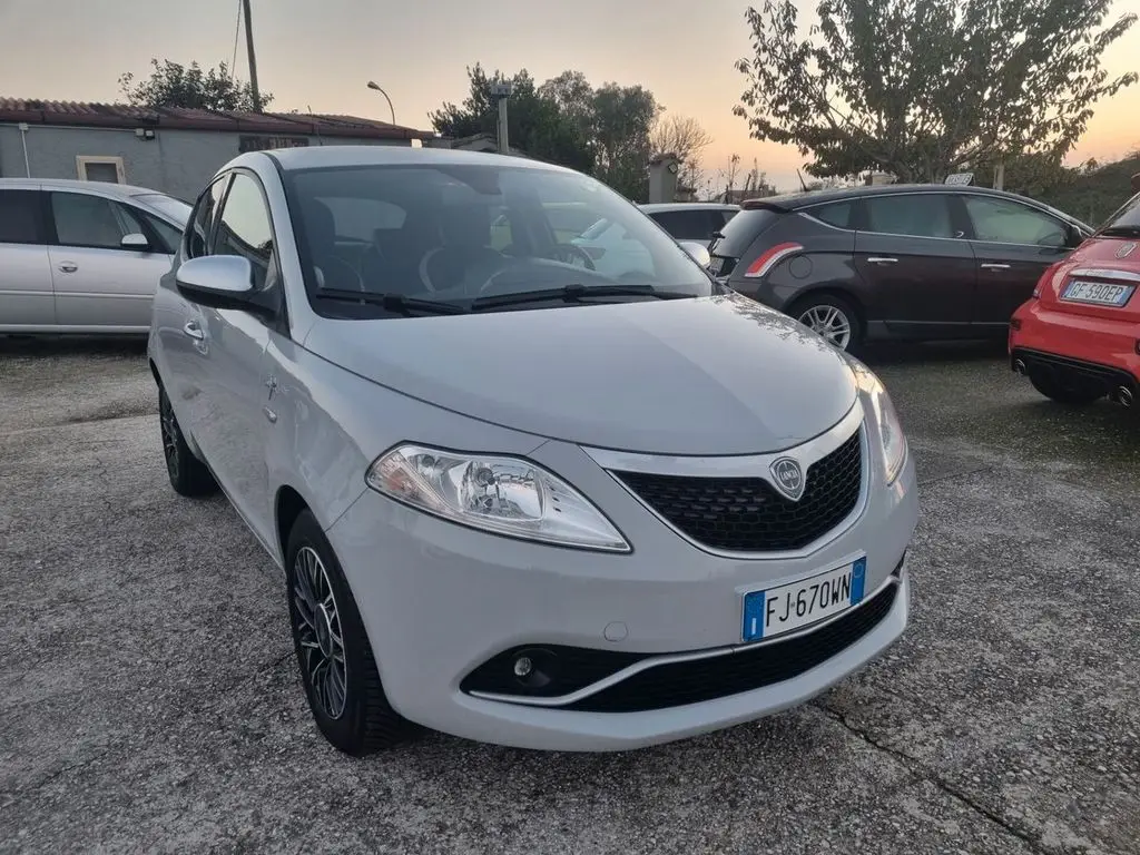 Photo 1 : Lancia Ypsilon 2017 Essence