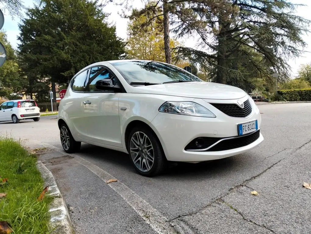 Photo 1 : Lancia Ypsilon 2016 Petrol