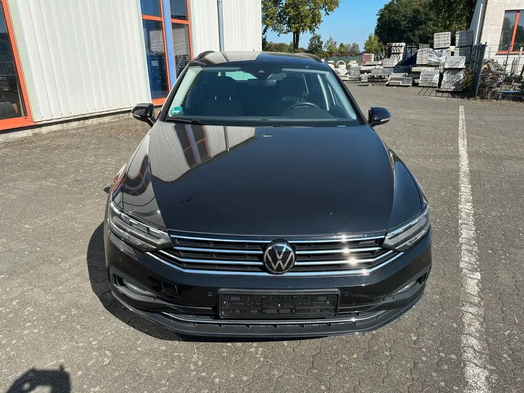 Photo 1 : Volkswagen Passat 2023 Petrol