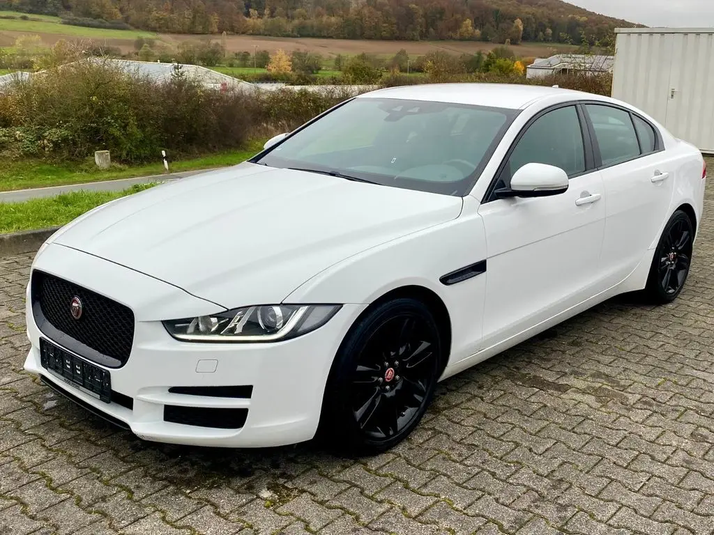 Photo 1 : Jaguar Xe 2015 Diesel