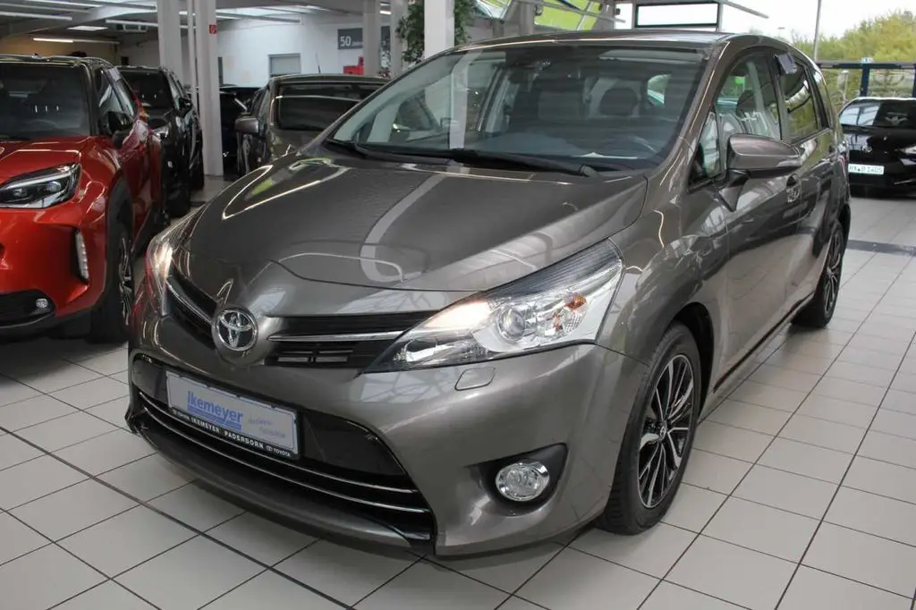 Photo 1 : Toyota Verso 2018 Petrol