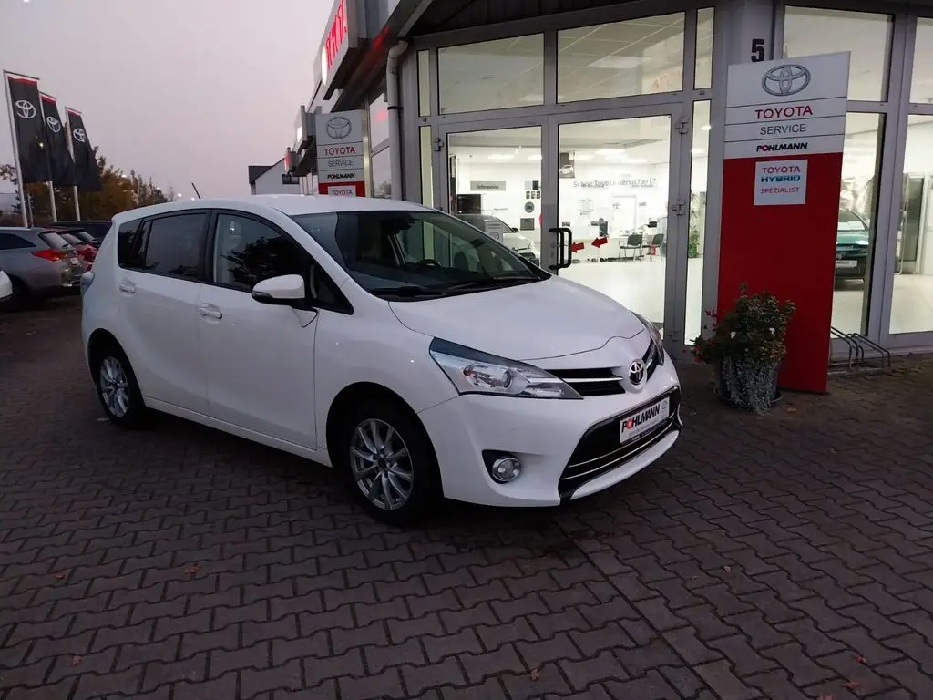 Photo 1 : Toyota Verso 2016 Petrol