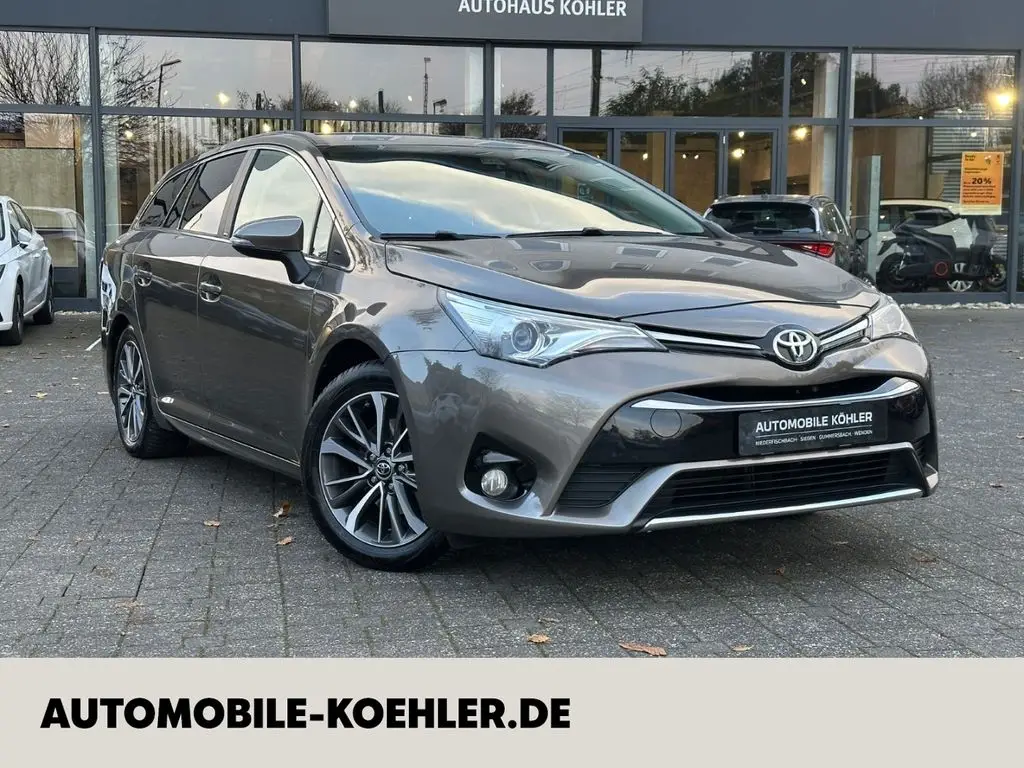 Photo 1 : Toyota Avensis 2017 Petrol