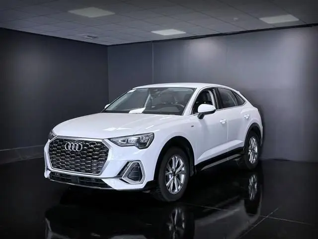 Photo 1 : Audi Q3 2022 Hybrid