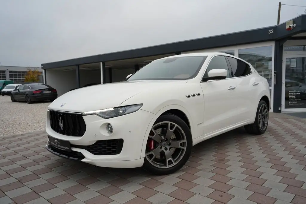 Photo 1 : Maserati Levante 2017 Essence