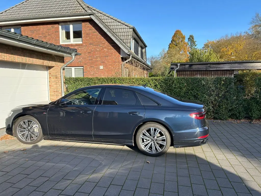 Photo 1 : Audi A8 2022 Essence