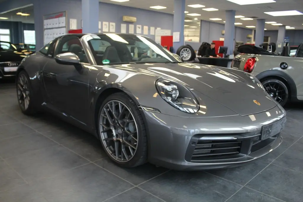 Photo 1 : Porsche 992 2022 Essence