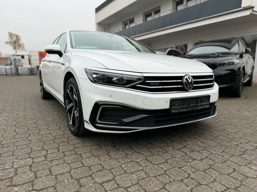 Photo 1 : Volkswagen Passat 2021 Hybride