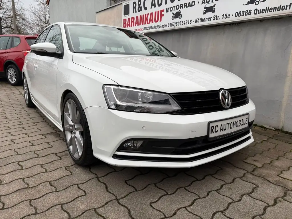 Photo 1 : Volkswagen Jetta 2015 Petrol