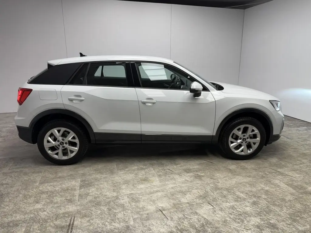 Photo 1 : Audi Q2 2024 Petrol