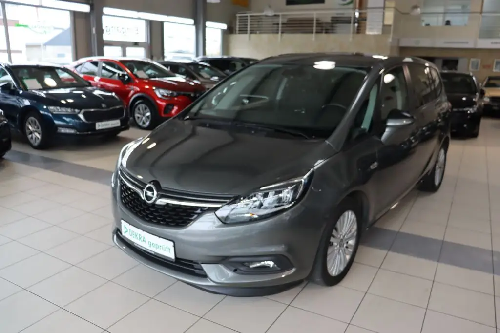 Photo 1 : Opel Zafira 2017 Petrol