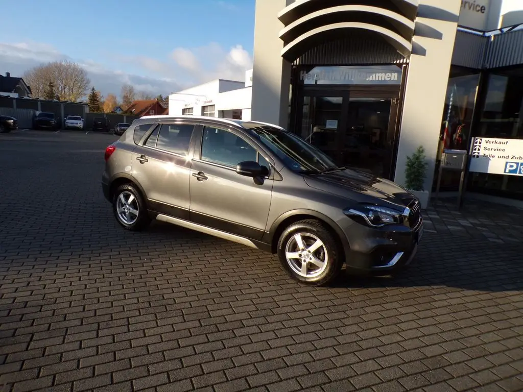 Photo 1 : Suzuki Sx4 2018 Petrol