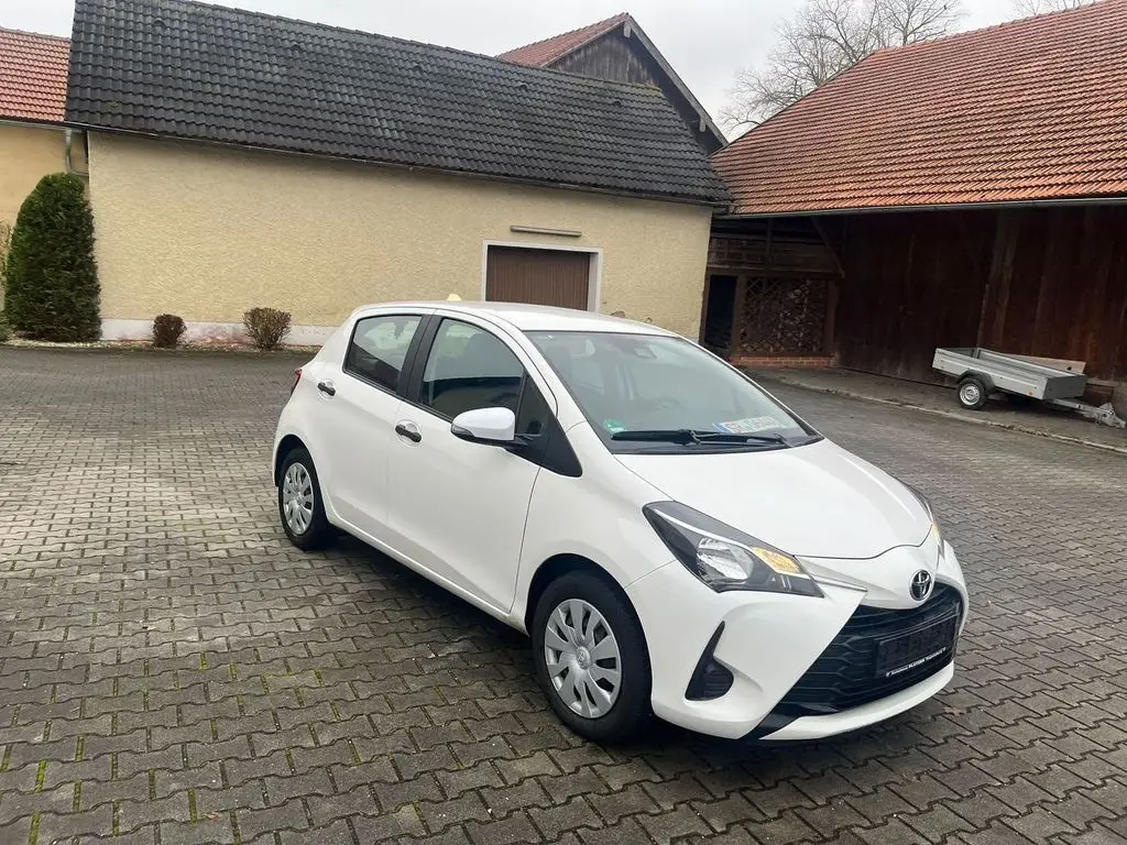 Photo 1 : Toyota Yaris 2017 Petrol