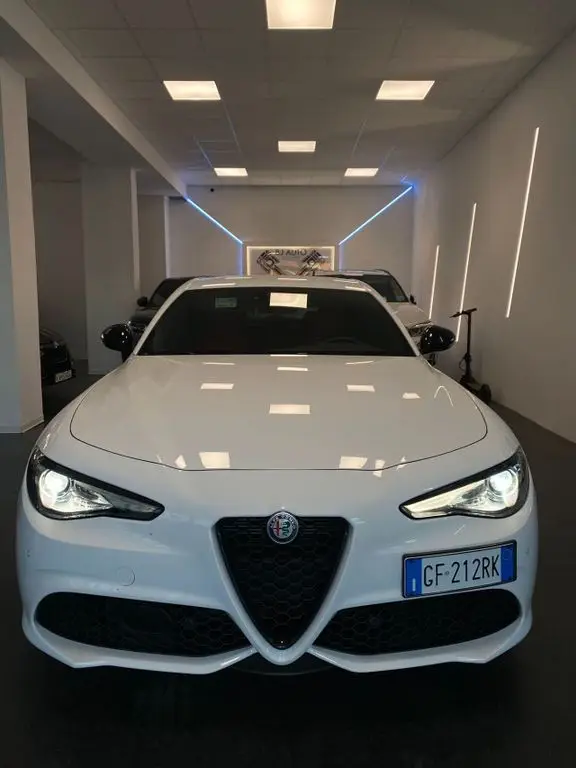 Photo 1 : Alfa Romeo Giulia 2021 Essence