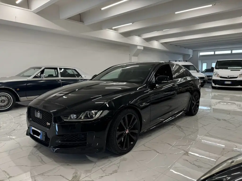 Photo 1 : Jaguar Xe 2019 Essence