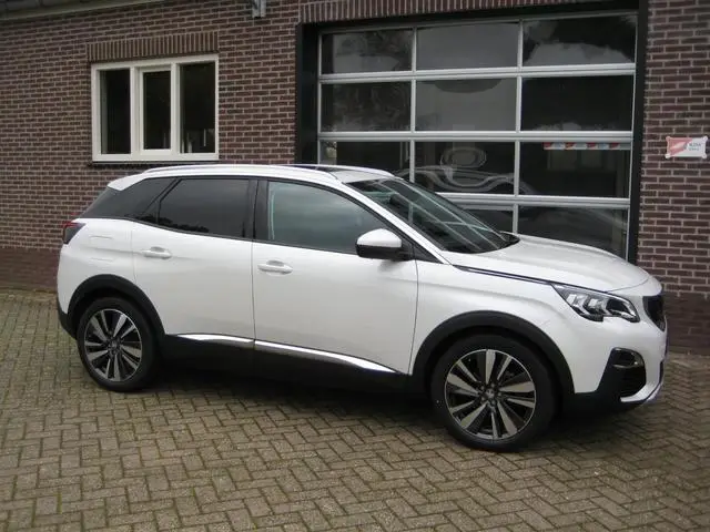 Photo 1 : Peugeot 3008 2016 Petrol