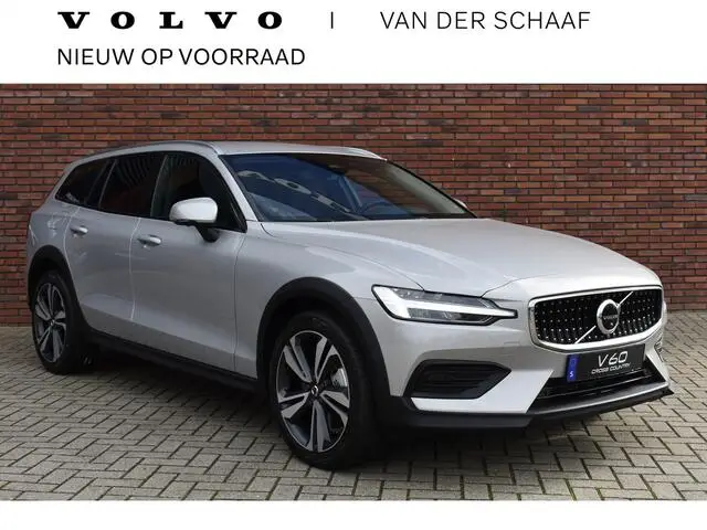 Photo 1 : Volvo V60 2023 Petrol