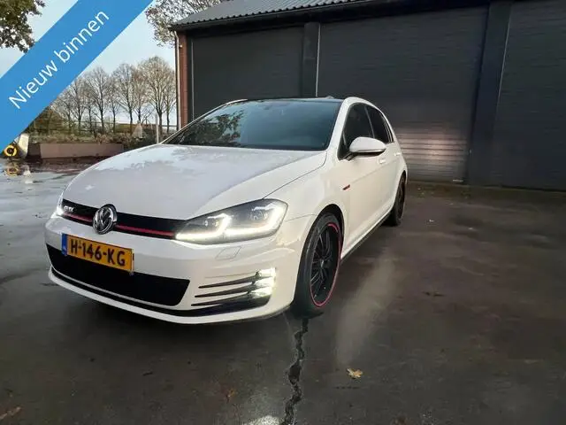 Photo 1 : Volkswagen Golf 2015 Petrol