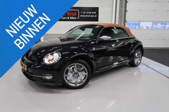 Volkswagen Beetle (NEW) Cabriolet 1.2 TSI Karmann Automaat DSG Navigatie Trekhaak afn. Leer/Alcantara Airco-ecc 18 inch Disc Boekjes aanwezig zeer nette staat Extra meters Flippers PDC Cruisecontrol