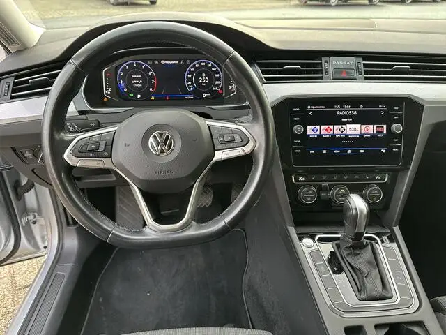 Photo 1 : Volkswagen Passat 2020 Petrol