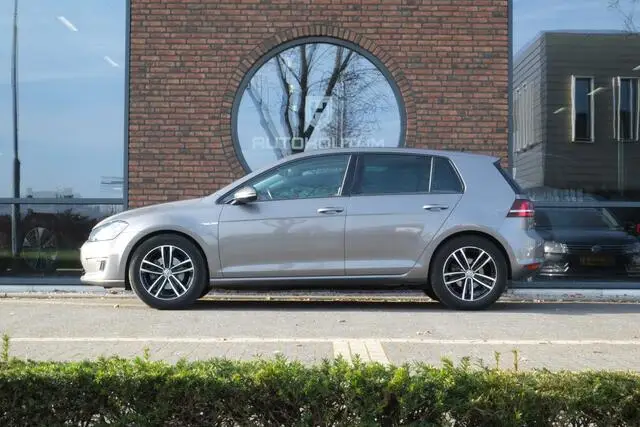 Photo 1 : Volkswagen Golf 2016 Électrique