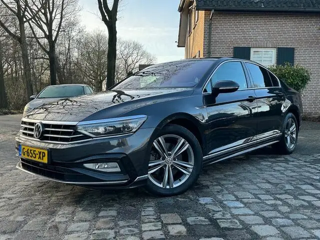 Photo 1 : Volkswagen Passat 2020 Petrol