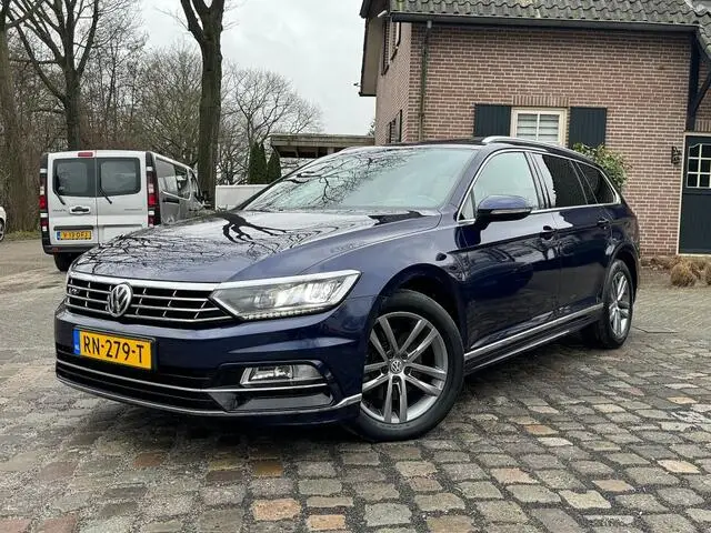 Photo 1 : Volkswagen Passat 2018 Petrol