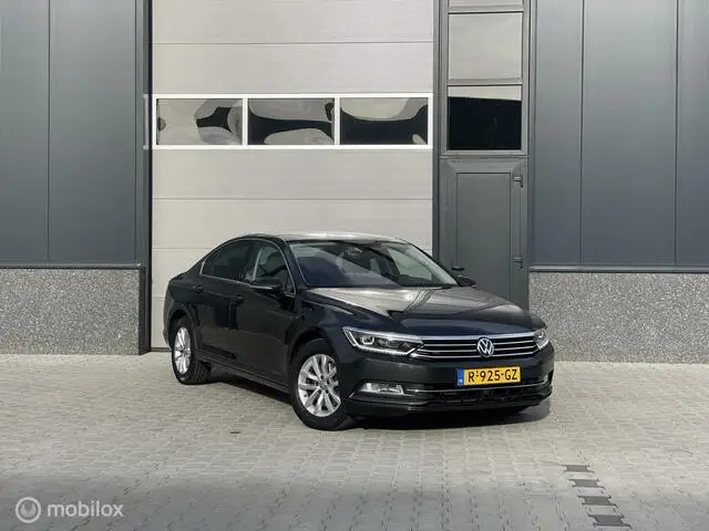 Photo 1 : Volkswagen Passat 2018 Petrol