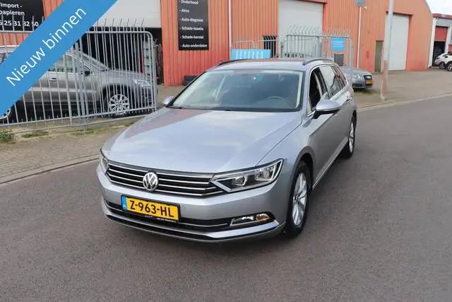 Photo 1 : Volkswagen Passat 2018 Petrol