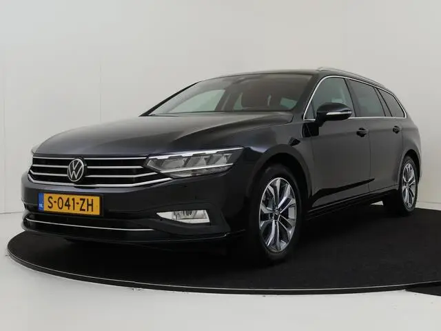 Photo 1 : Volkswagen Passat 2023 Petrol