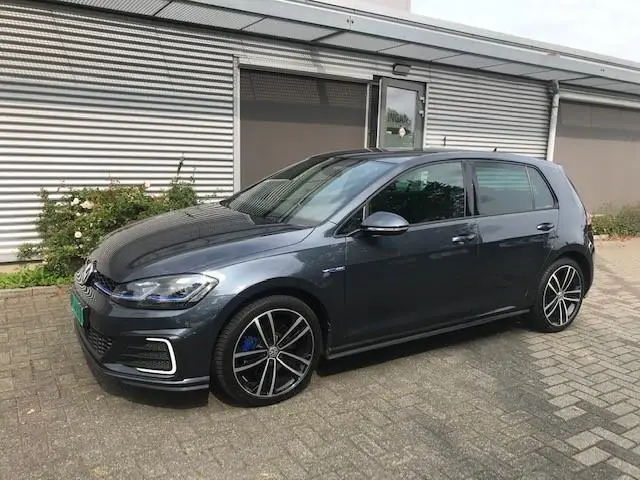 Photo 1 : Volkswagen Golf 2018 Hybrid