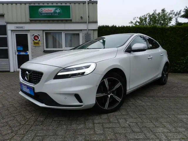 Photo 1 : Volvo V40 2019 Essence