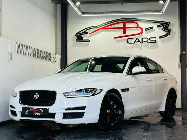 Photo 1 : Jaguar Xe 2017 Petrol